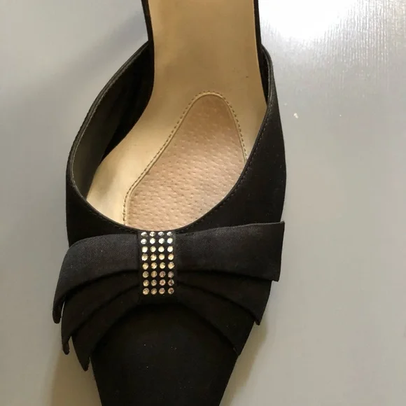Karen Scott Black Satin Pointed Mule with Rhinestone Bow Accent - Picture 2 of 10